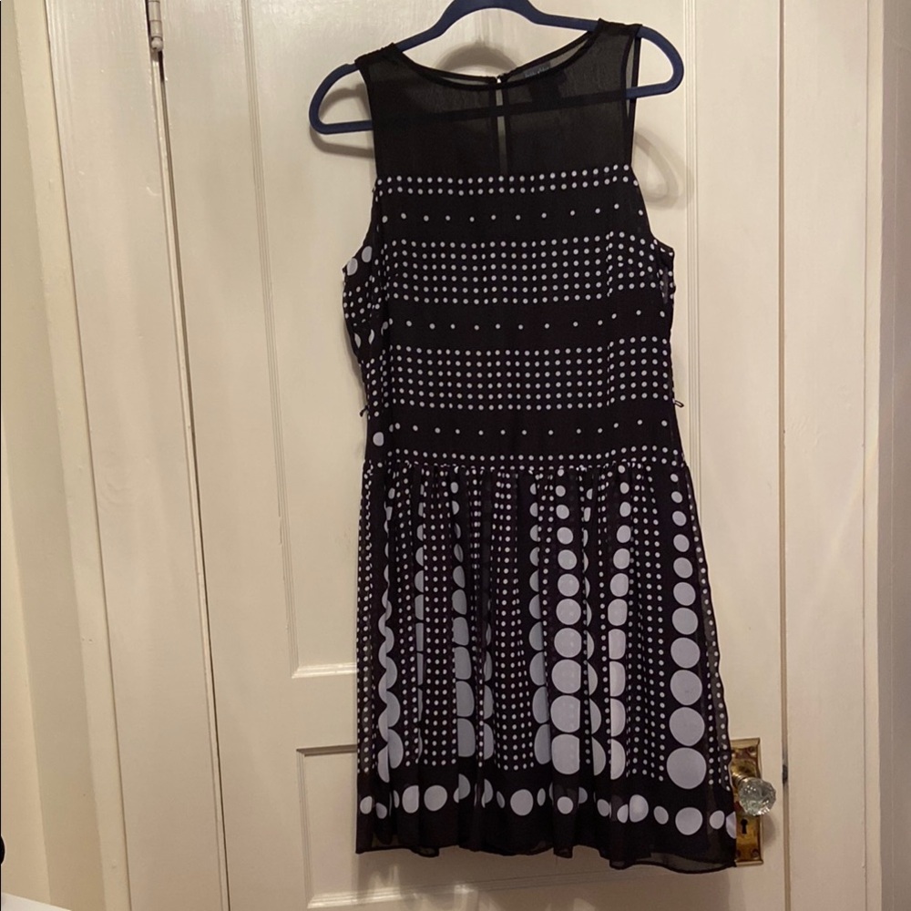 Gabby Skye Black and White Sleeveless A-Line Mini Dress ( no belt)